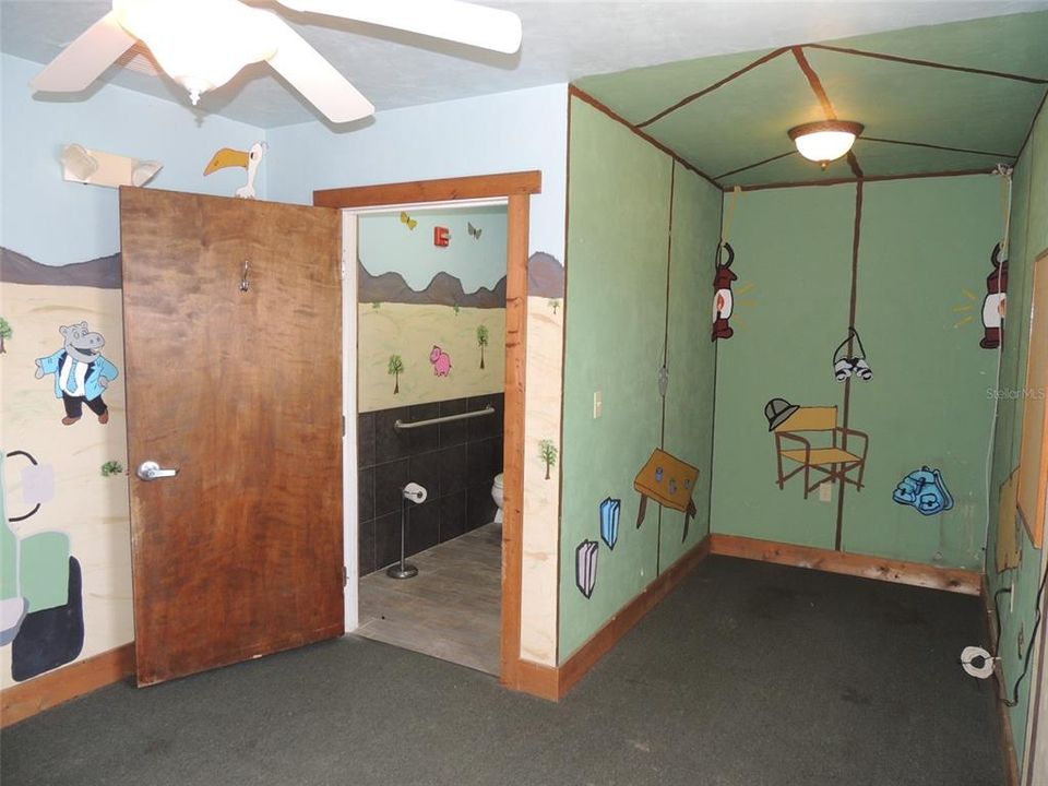 For Sale: $975,000 (5 beds, 4 baths, 6150 Square Feet)