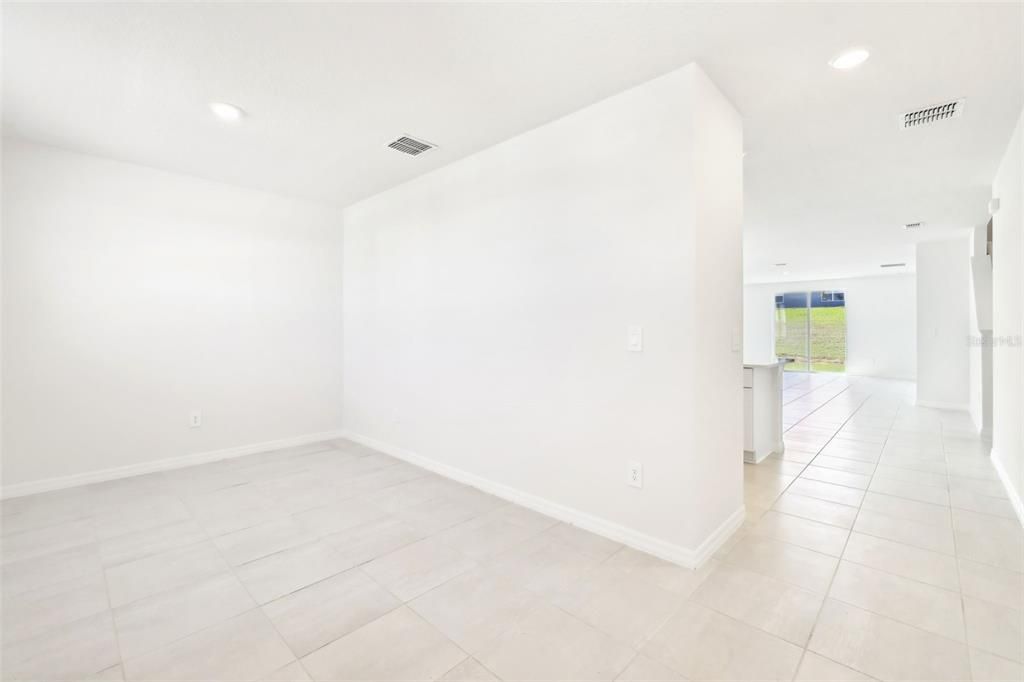 Под контрактом: $329,000 (4 спален, 2 ванн, 2503 Квадратных фут)