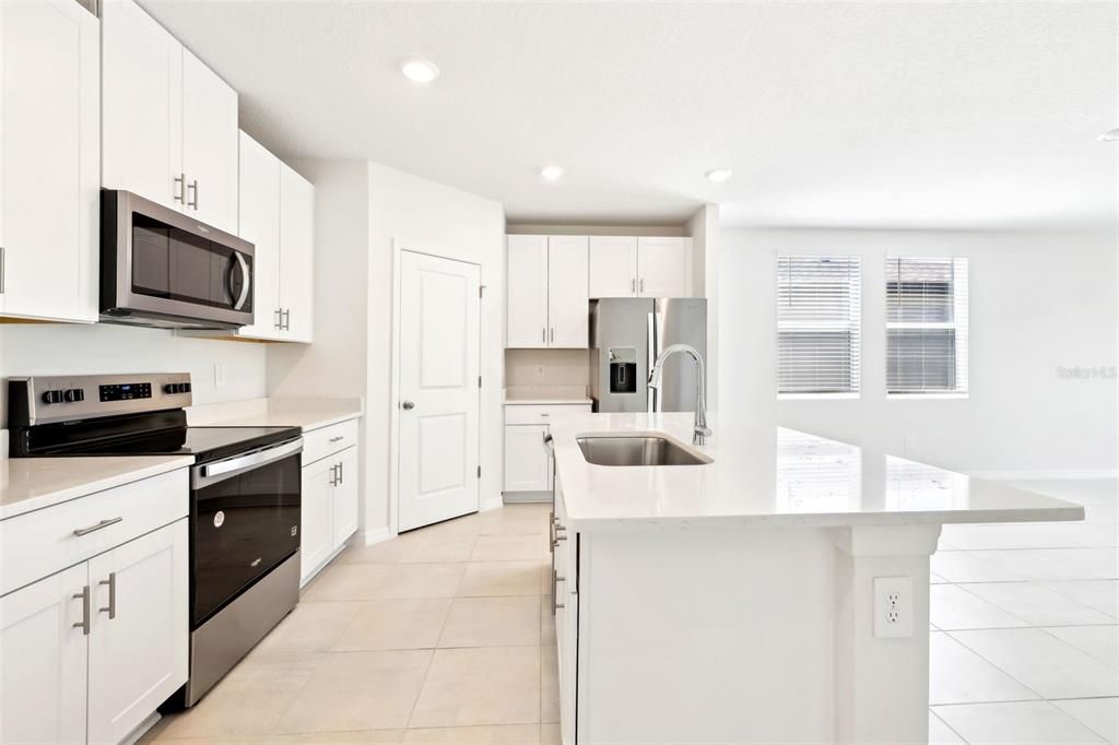 Под контрактом: $329,000 (4 спален, 2 ванн, 2503 Квадратных фут)