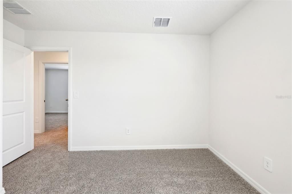 Под контрактом: $329,000 (4 спален, 2 ванн, 2503 Квадратных фут)