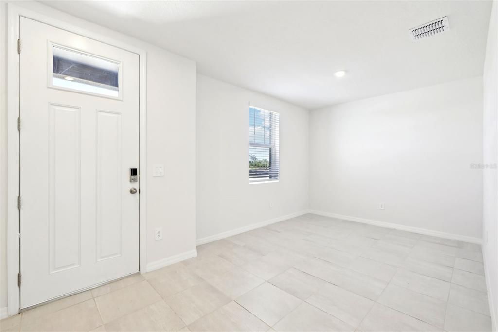 Под контрактом: $329,000 (4 спален, 2 ванн, 2503 Квадратных фут)