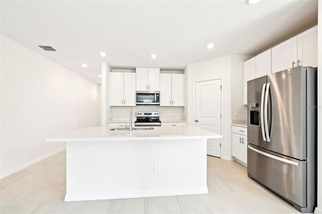 Под контрактом: $329,000 (4 спален, 2 ванн, 2503 Квадратных фут)