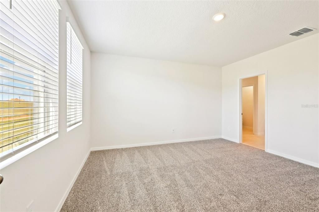 Под контрактом: $329,000 (4 спален, 2 ванн, 2503 Квадратных фут)