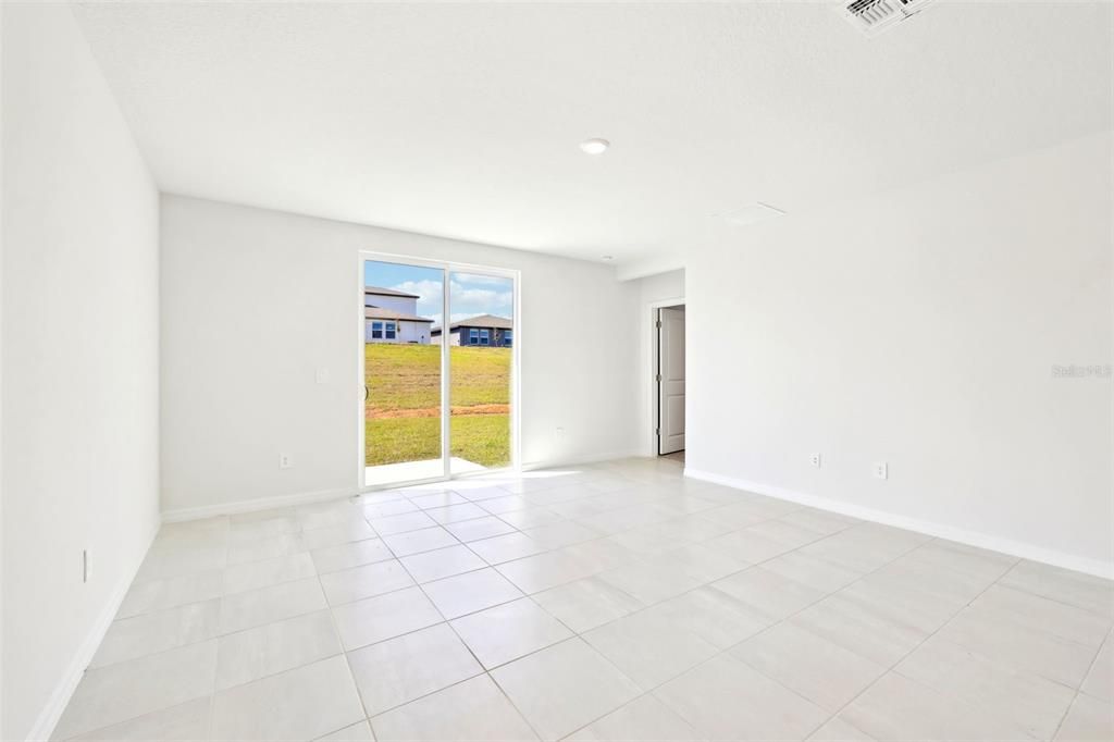 Под контрактом: $329,000 (4 спален, 2 ванн, 2503 Квадратных фут)