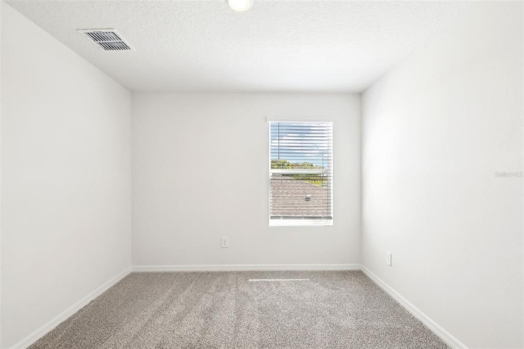 Под контрактом: $329,000 (4 спален, 2 ванн, 2503 Квадратных фут)