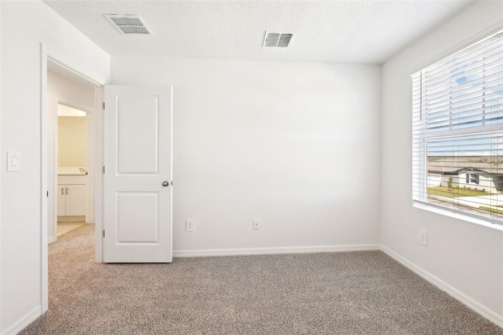 Под контрактом: $329,000 (4 спален, 2 ванн, 2503 Квадратных фут)