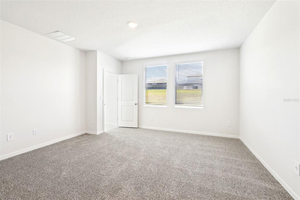 Под контрактом: $329,000 (4 спален, 2 ванн, 2503 Квадратных фут)