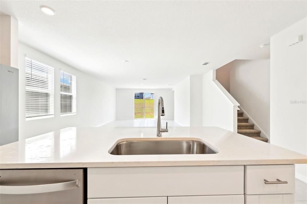 Под контрактом: $329,000 (4 спален, 2 ванн, 2503 Квадратных фут)