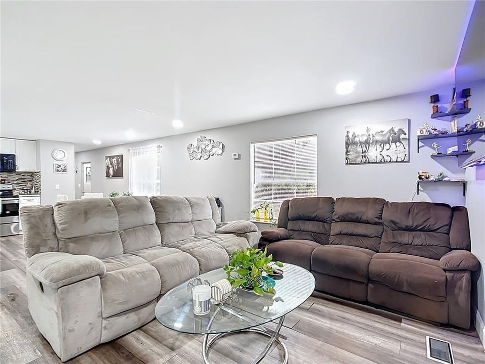 待售: $140,000 (2 贝兹, 2 浴室, 925 平方英尺)