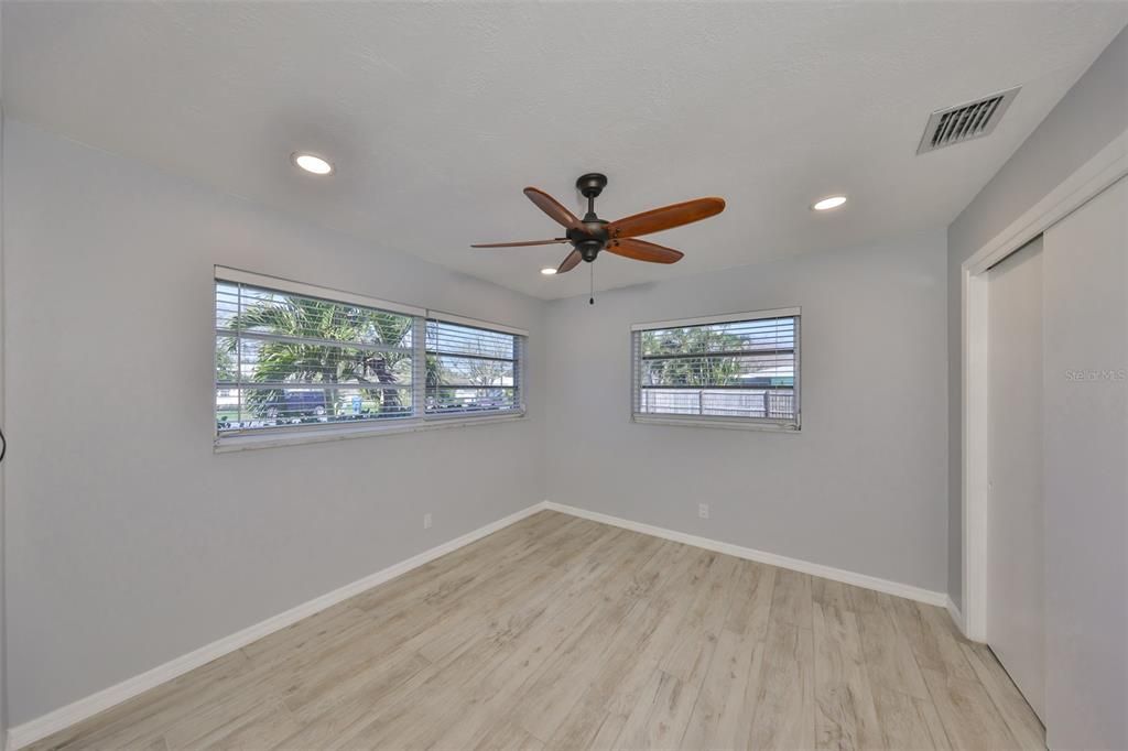 合同活跃: $389,500 (2 贝兹, 2 浴室, 1498 平方英尺)