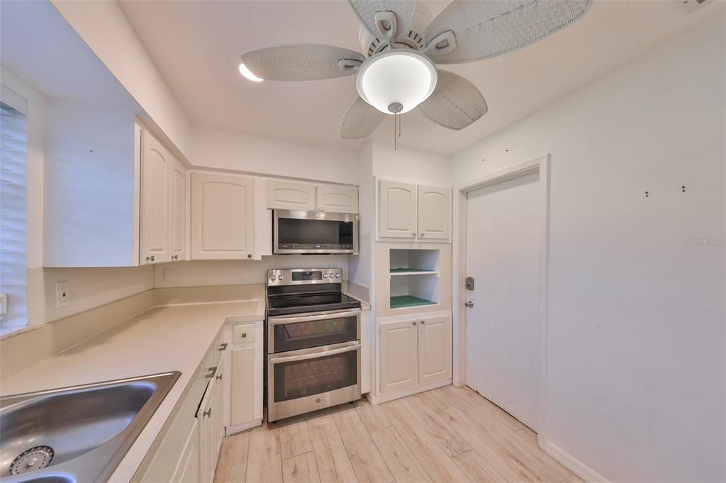 合同活跃: $389,500 (2 贝兹, 2 浴室, 1498 平方英尺)