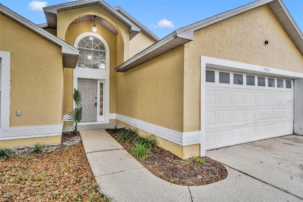 Activo con contrato: $2,200 (3 camas, 2 baños, 1253 Pies cuadrados)