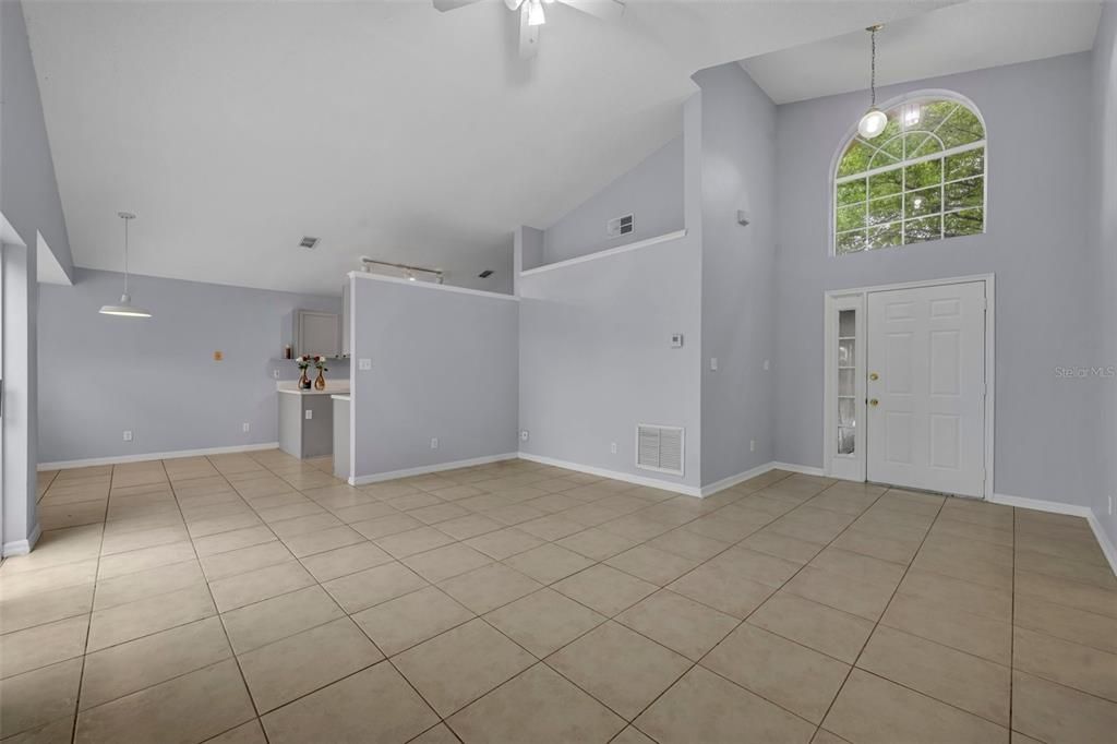 Activo con contrato: $2,200 (3 camas, 2 baños, 1253 Pies cuadrados)