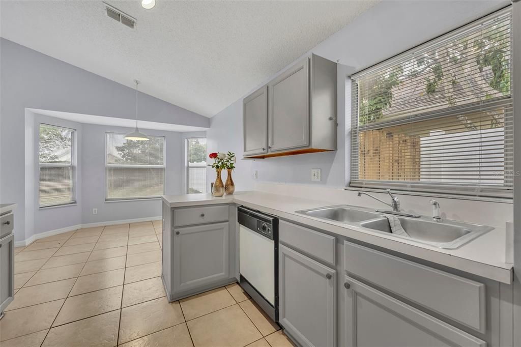 Activo con contrato: $2,200 (3 camas, 2 baños, 1253 Pies cuadrados)