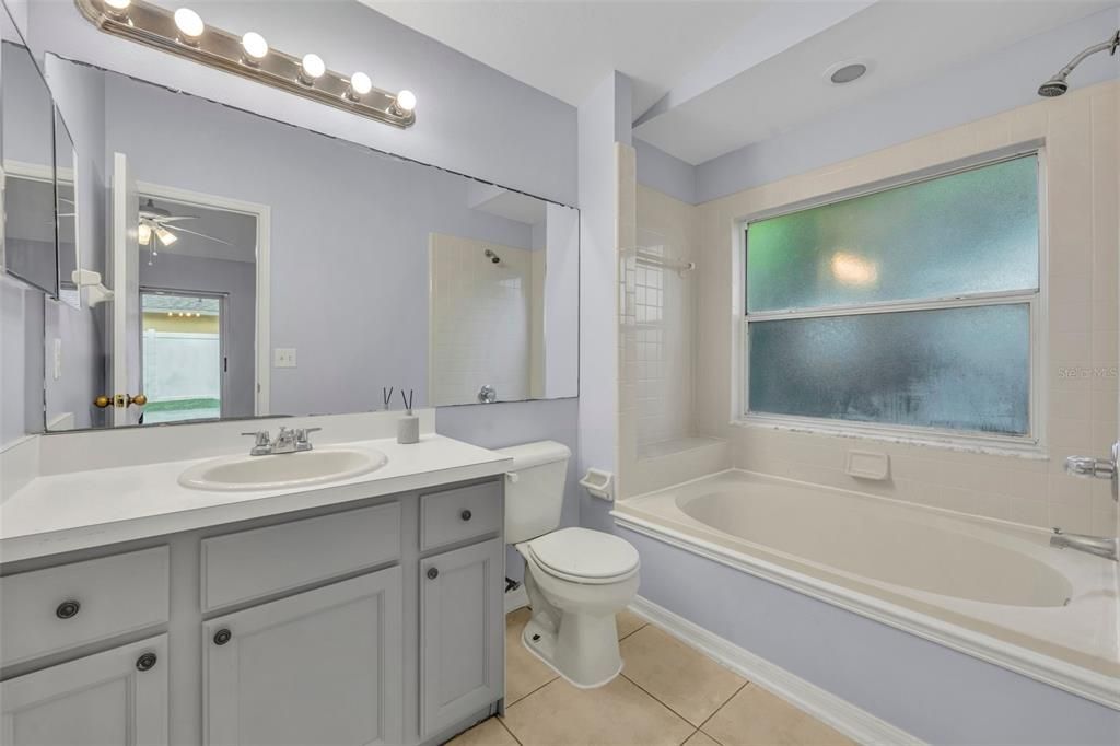 Activo con contrato: $2,200 (3 camas, 2 baños, 1253 Pies cuadrados)