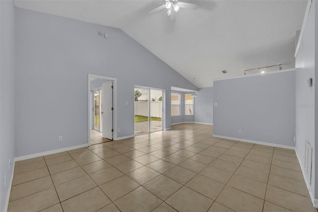 Activo con contrato: $2,200 (3 camas, 2 baños, 1253 Pies cuadrados)