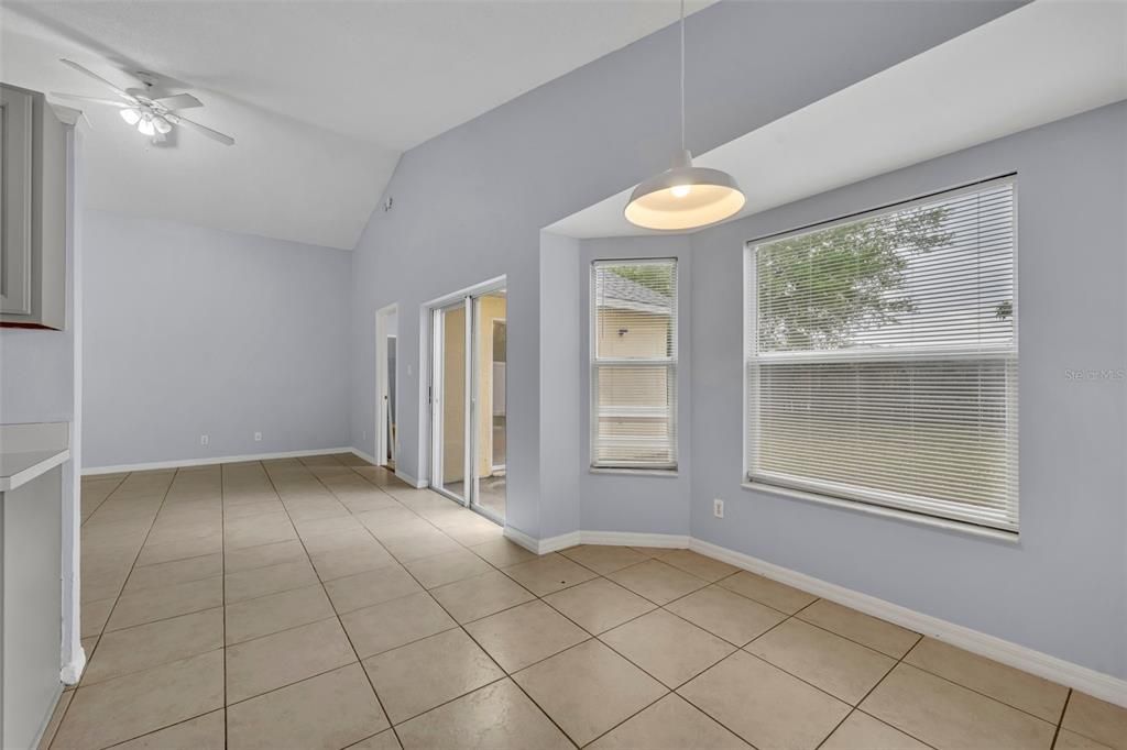 Activo con contrato: $2,200 (3 camas, 2 baños, 1253 Pies cuadrados)