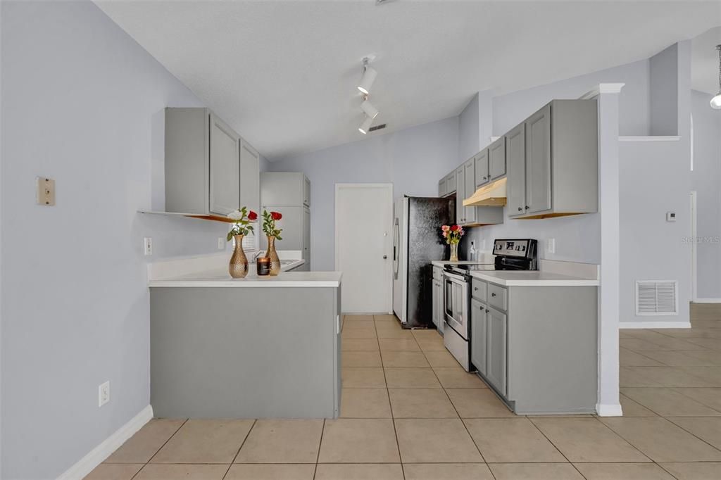 Activo con contrato: $2,200 (3 camas, 2 baños, 1253 Pies cuadrados)