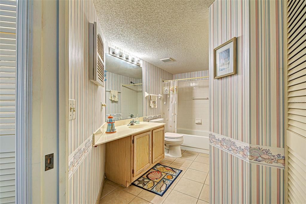 合同活跃: $189,000 (2 贝兹, 2 浴室, 1112 平方英尺)