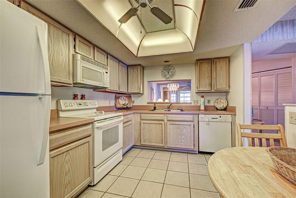 合同活跃: $189,000 (2 贝兹, 2 浴室, 1112 平方英尺)