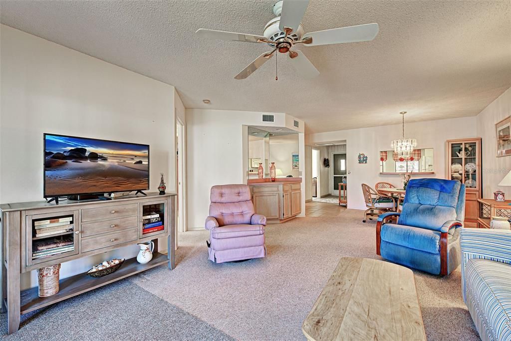 合同活跃: $189,000 (2 贝兹, 2 浴室, 1112 平方英尺)