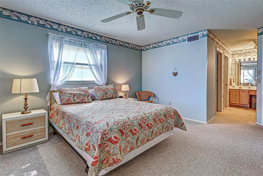 合同活跃: $189,000 (2 贝兹, 2 浴室, 1112 平方英尺)