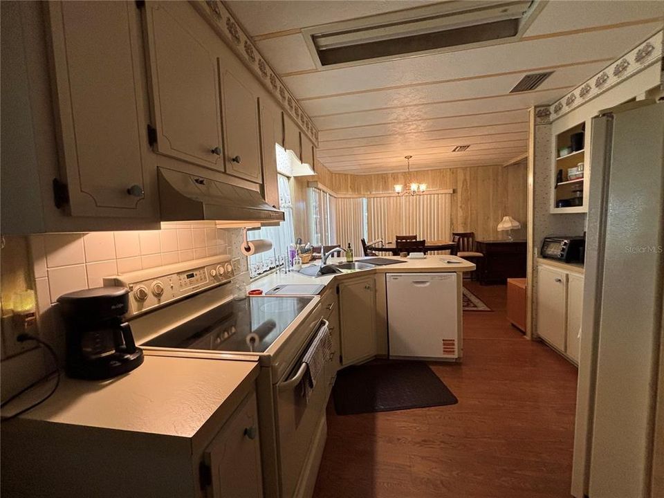 На продажу: $119,999 (2 спален, 2 ванн, 1174 Квадратных фут)