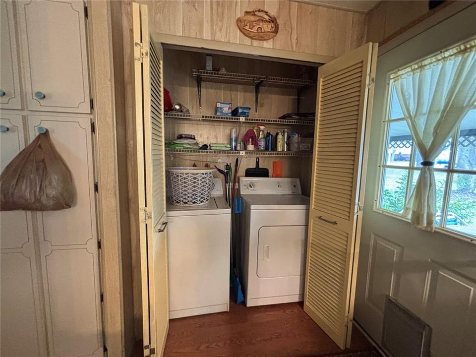 На продажу: $119,999 (2 спален, 2 ванн, 1174 Квадратных фут)