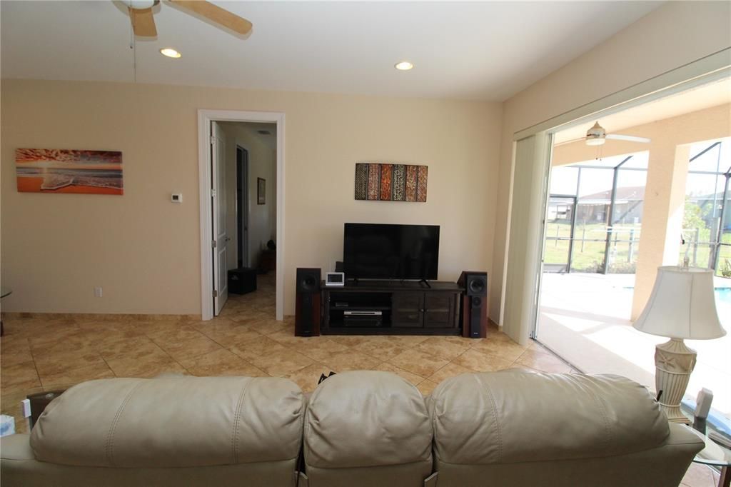 Active With Contract: $299,500 (2 beds, 2 baths, 1292 Square Feet)
