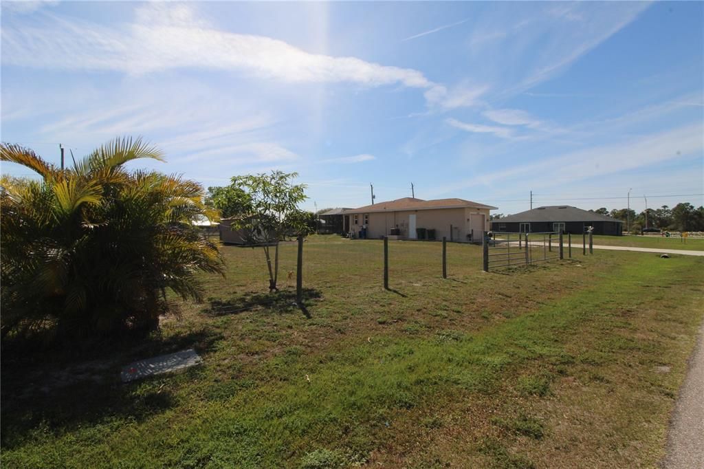 Active With Contract: $299,500 (2 beds, 2 baths, 1292 Square Feet)