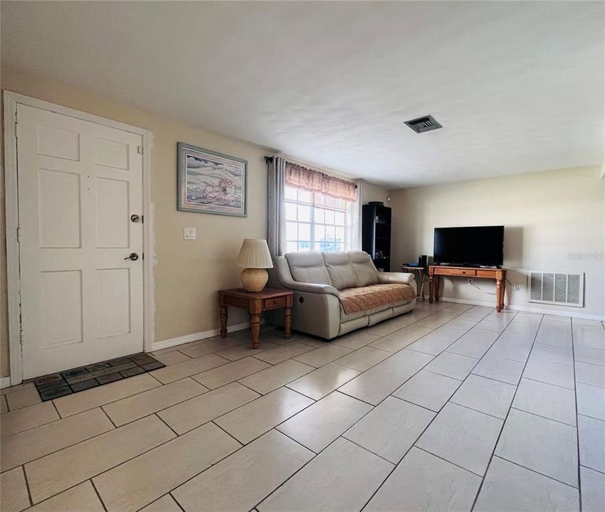 待售: $218,900 (2 贝兹, 1 浴室, 1056 平方英尺)