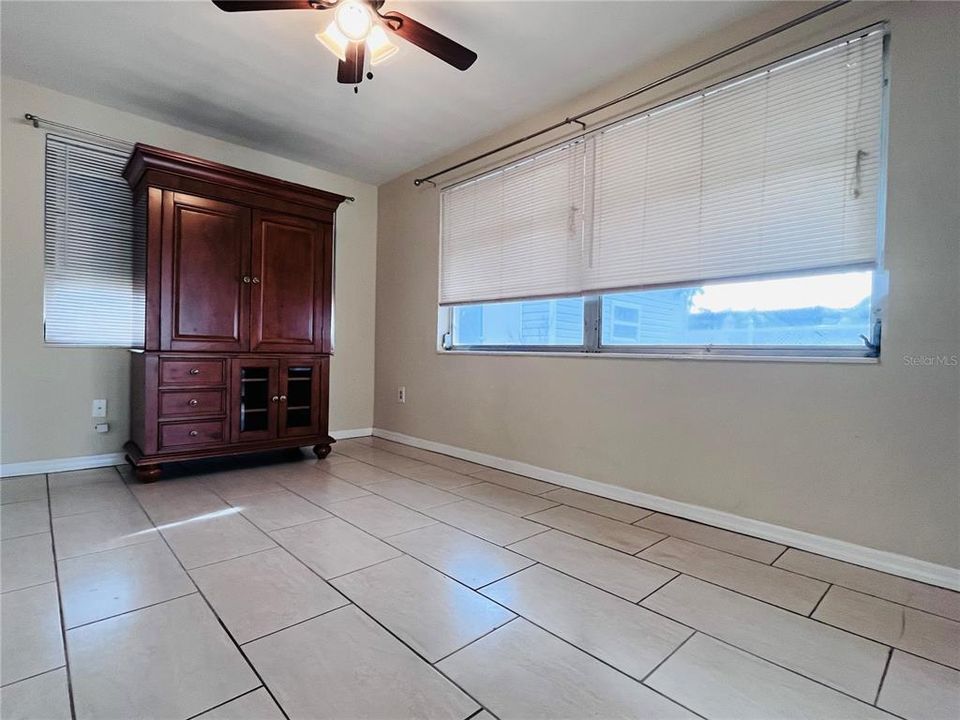 待售: $218,900 (2 贝兹, 1 浴室, 1056 平方英尺)