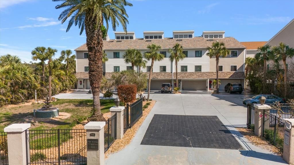 For Sale: $1,395,000 (3 beds, 3 baths, 2400 Square Feet)