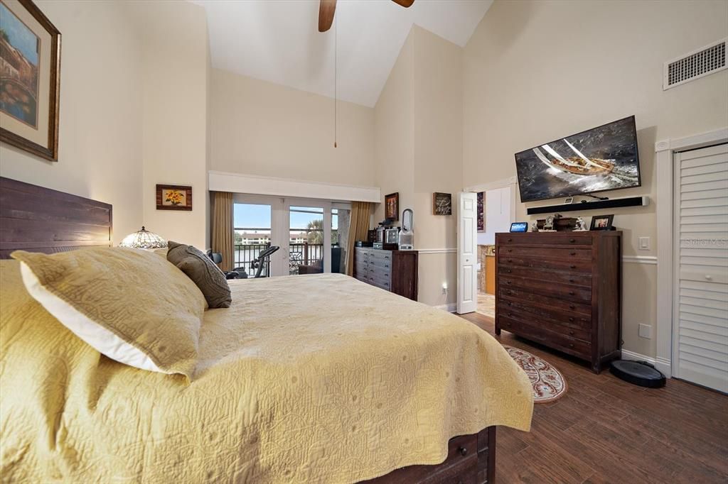 For Sale: $1,395,000 (3 beds, 3 baths, 2400 Square Feet)