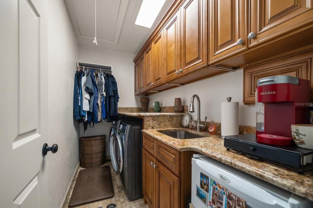 For Sale: $1,395,000 (3 beds, 3 baths, 2400 Square Feet)