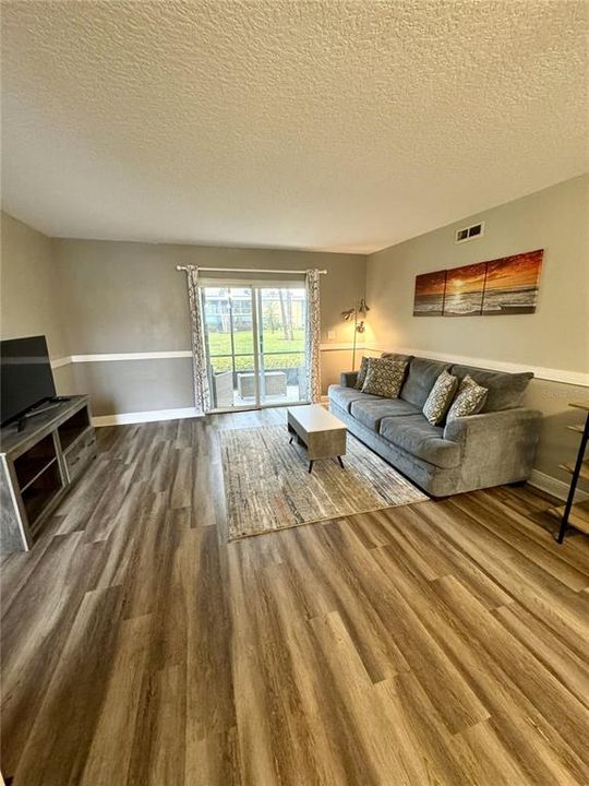Active With Contract: $130,000 (2 beds, 1 baths, 885 Square Feet)