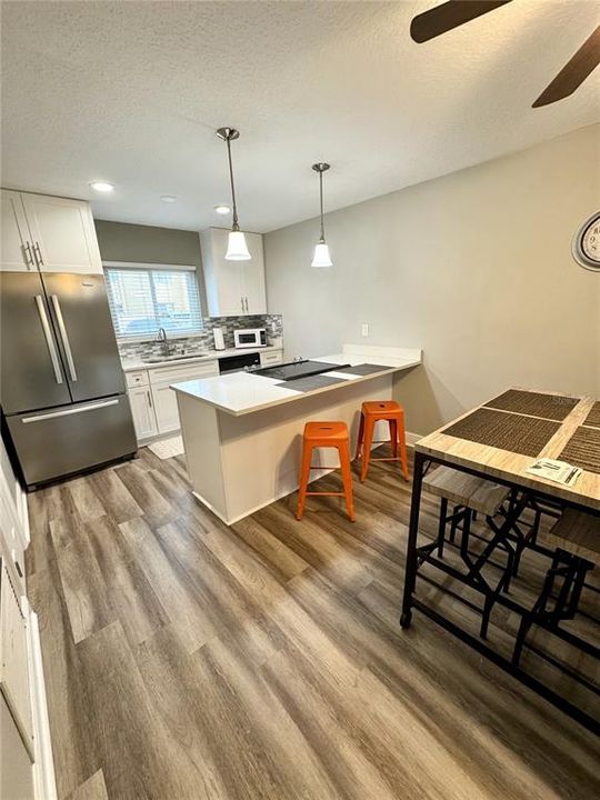 Active With Contract: $130,000 (2 beds, 1 baths, 885 Square Feet)