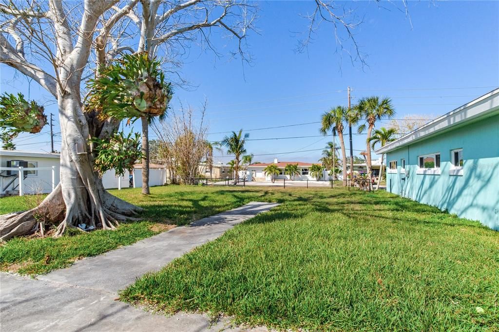 На продажу: $1,650,000 (0.31 acres)