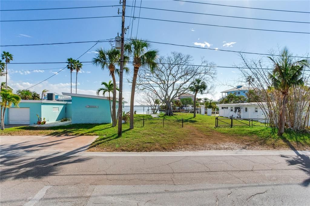 На продажу: $1,650,000 (0.31 acres)