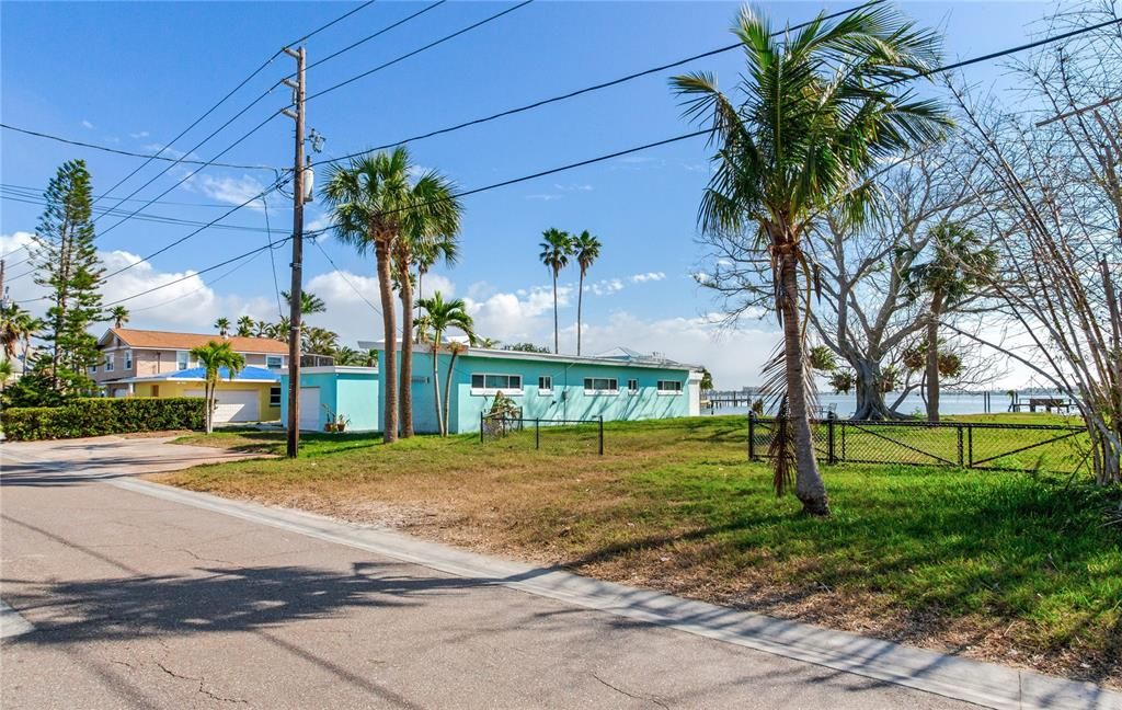 На продажу: $1,650,000 (0.31 acres)