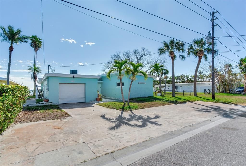 На продажу: $1,650,000 (0.31 acres)