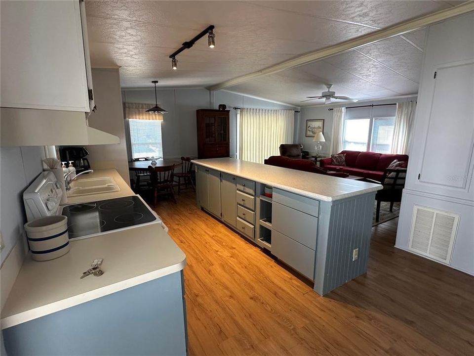 На продажу: $140,000 (2 спален, 2 ванн, 1056 Квадратных фут)