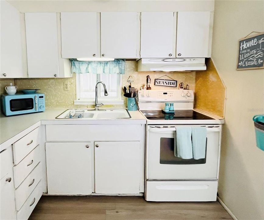 待售: $98,000 (2 贝兹, 1 浴室, 879 平方英尺)