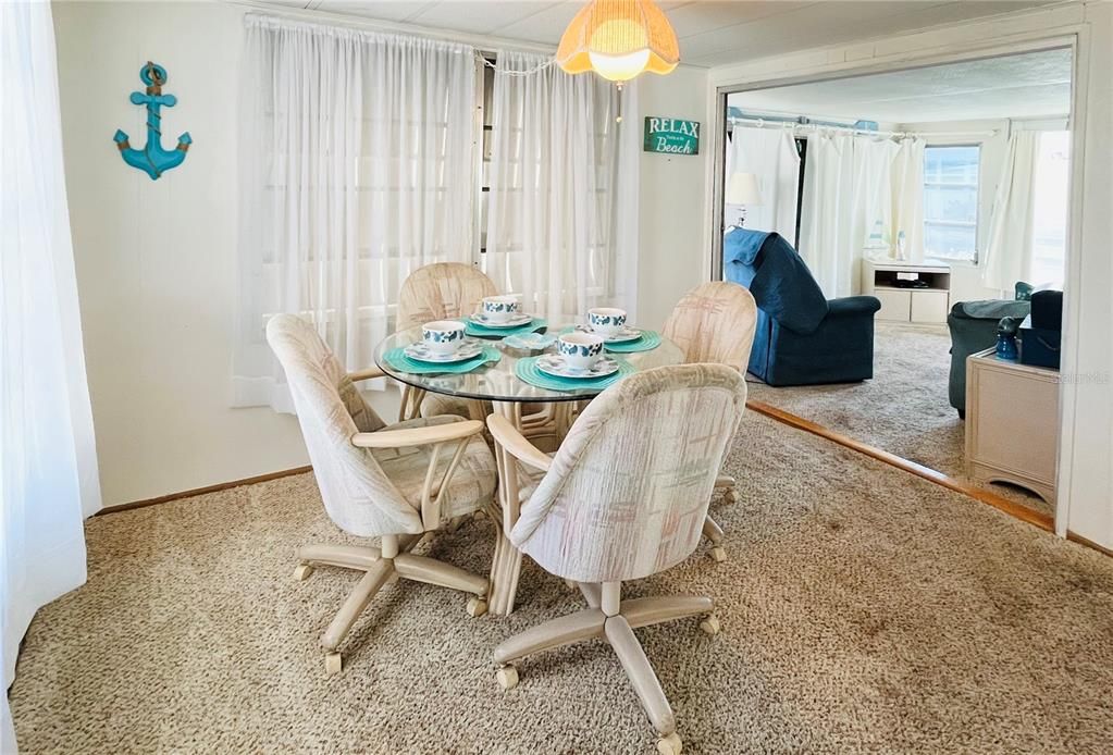 待售: $98,000 (2 贝兹, 1 浴室, 879 平方英尺)