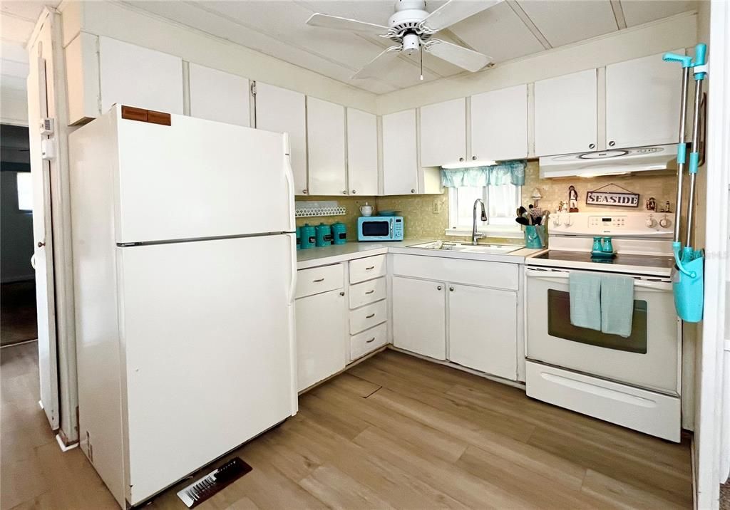 待售: $98,000 (2 贝兹, 1 浴室, 879 平方英尺)