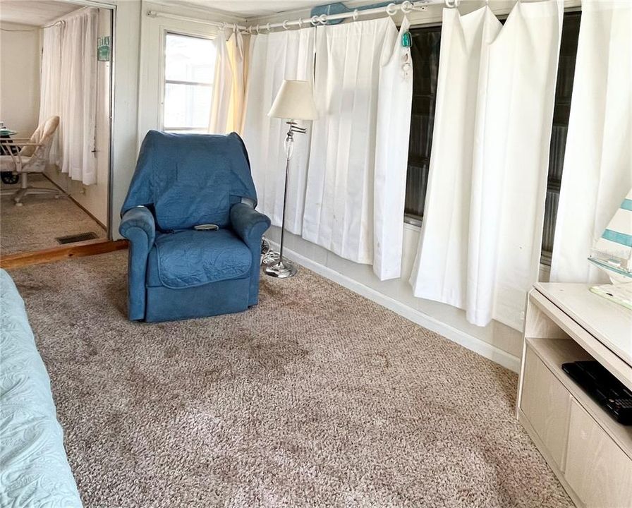 待售: $98,000 (2 贝兹, 1 浴室, 879 平方英尺)