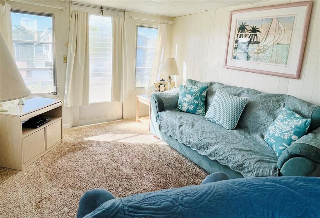 待售: $98,000 (2 贝兹, 1 浴室, 879 平方英尺)