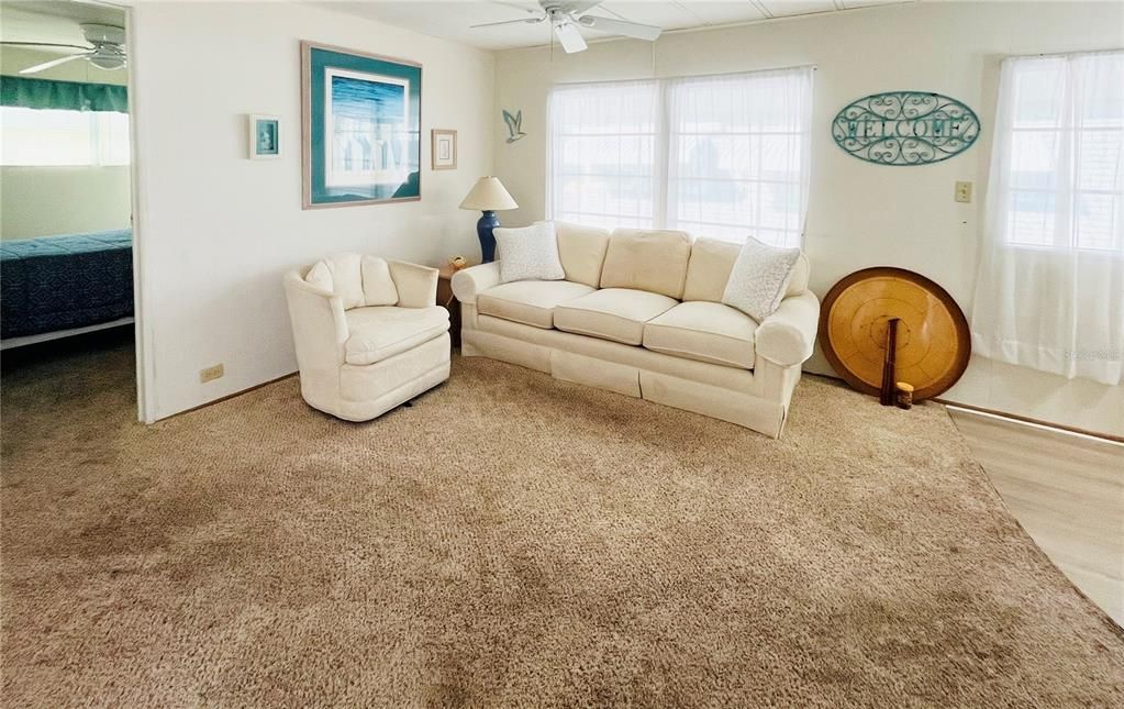 待售: $98,000 (2 贝兹, 1 浴室, 879 平方英尺)