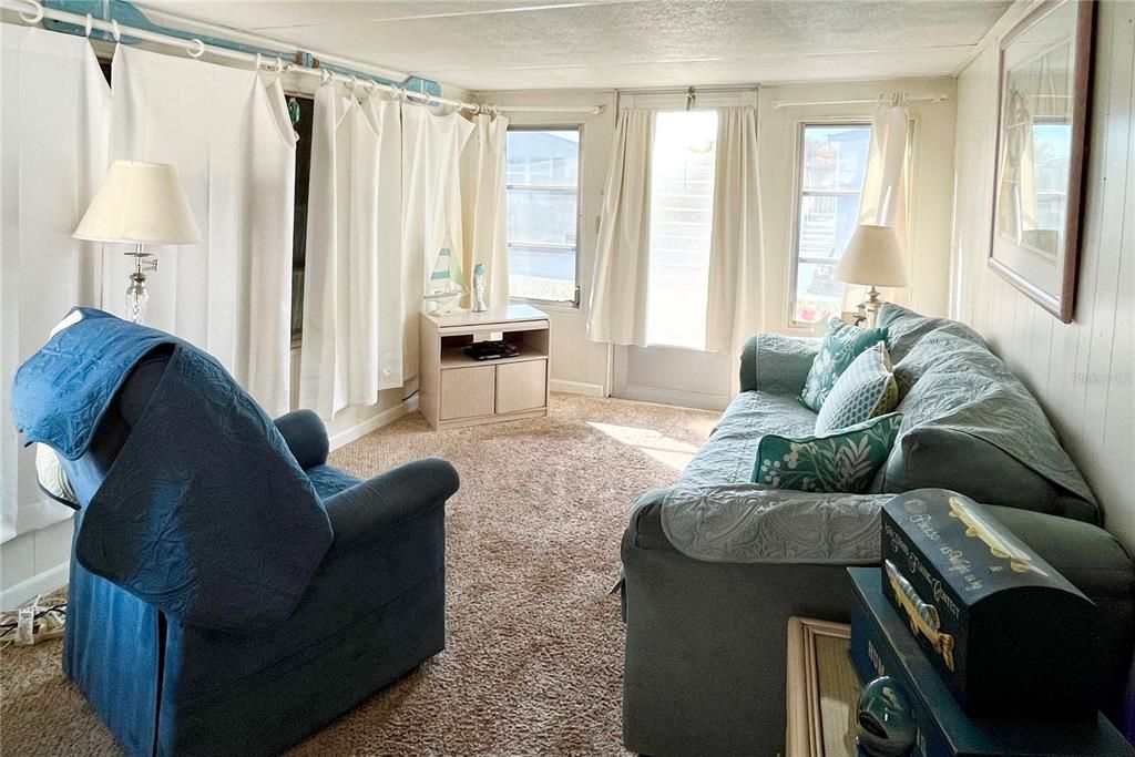 待售: $98,000 (2 贝兹, 1 浴室, 879 平方英尺)