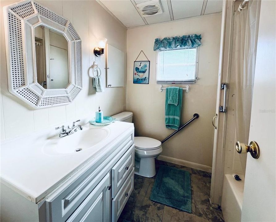 待售: $98,000 (2 贝兹, 1 浴室, 879 平方英尺)